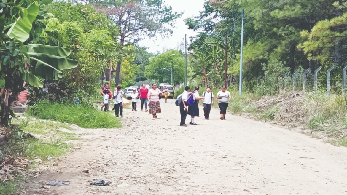 Familias y Residentes Retornados Disfrutan de la Seguridad en Colonia San Carlos