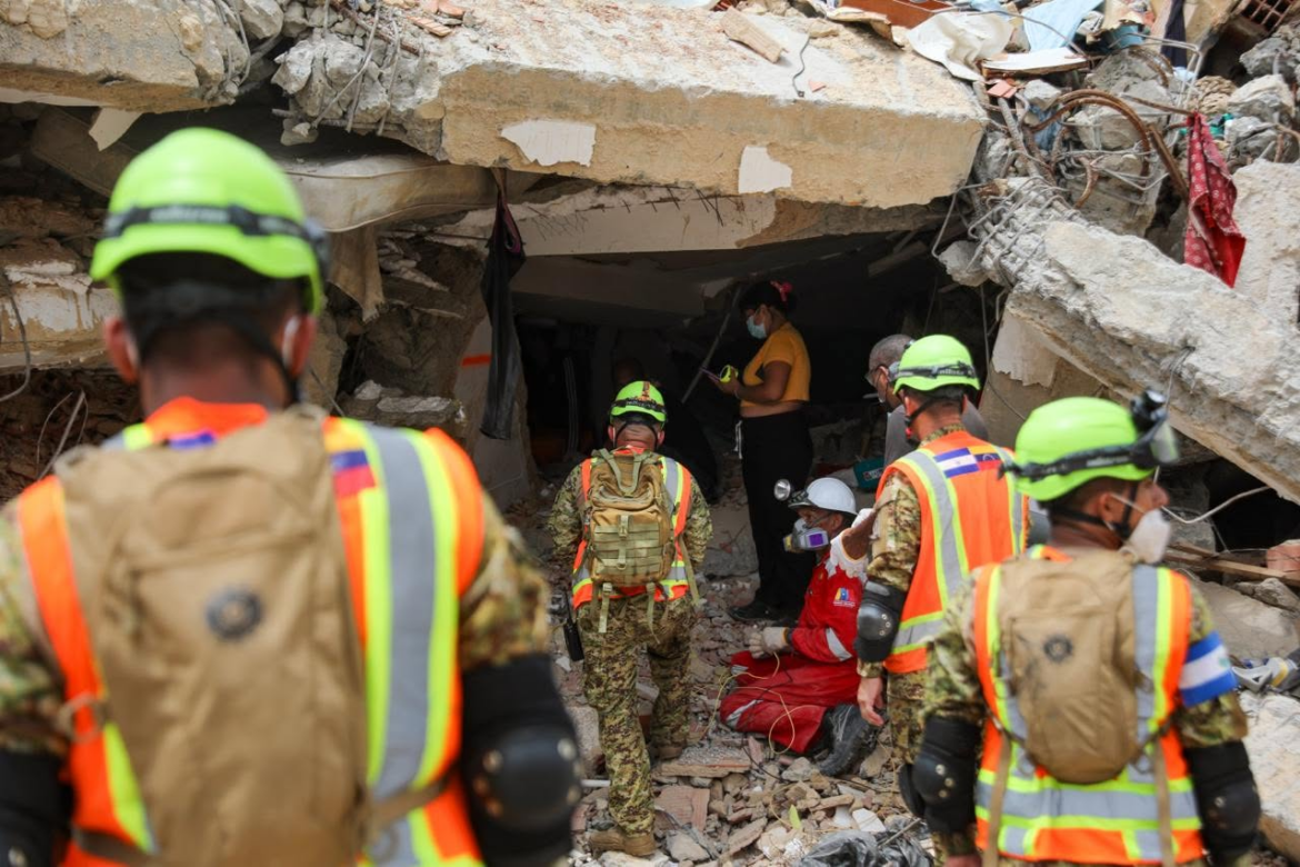 Equipos de rescate de El Salvador intensifican búsqueda tras posible hallazgo de sobreviviente en Venezuela