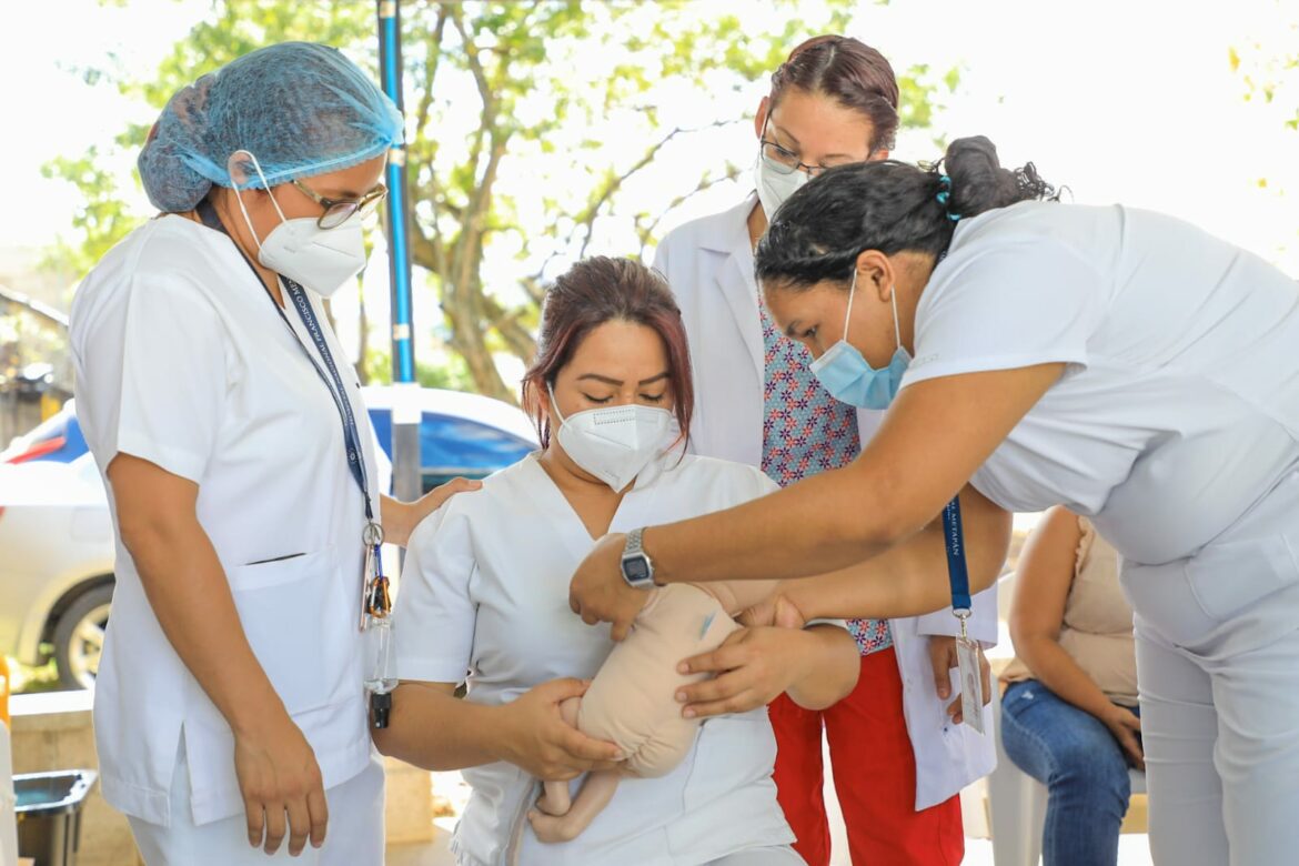 El Salvador es reconocido como referente regional por la Ley Nacer con Cariño