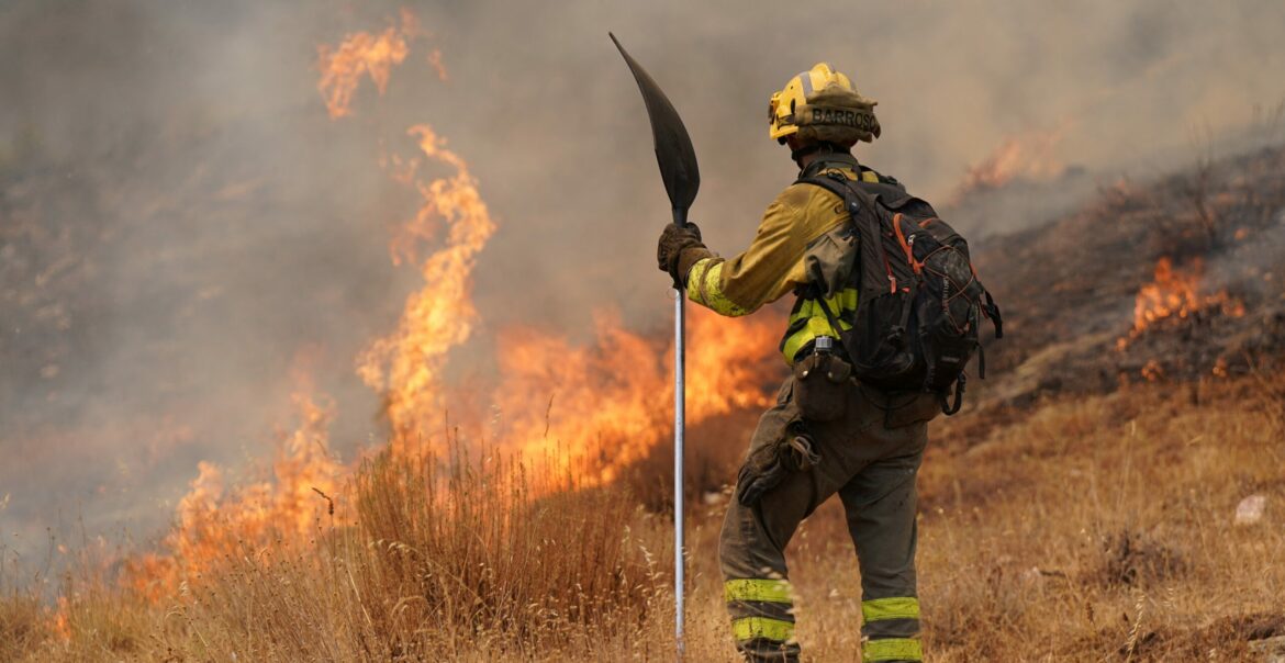 Más de 1,000 bomberos combaten un incendio forestal en Portugal