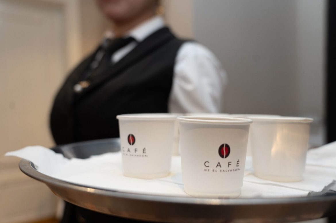 El Salvador promueve su café y oferta turística en Arabia Saudita para impulsar comercio e inversión