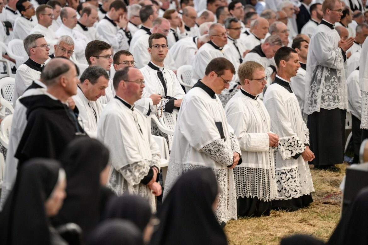 El Vaticano expresa su «profundo dolor» por consagración no autorizada de obispos
