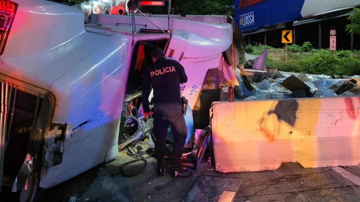 Rastra vuelca en curva del Papaturro