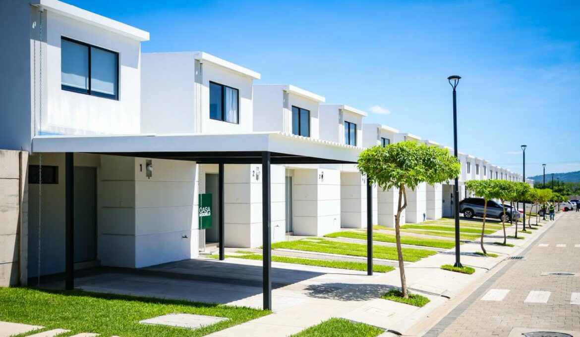 Gobierno acompaña entrega de casas en proyecto habitacional en San Juan Opico, La Libertad Centro