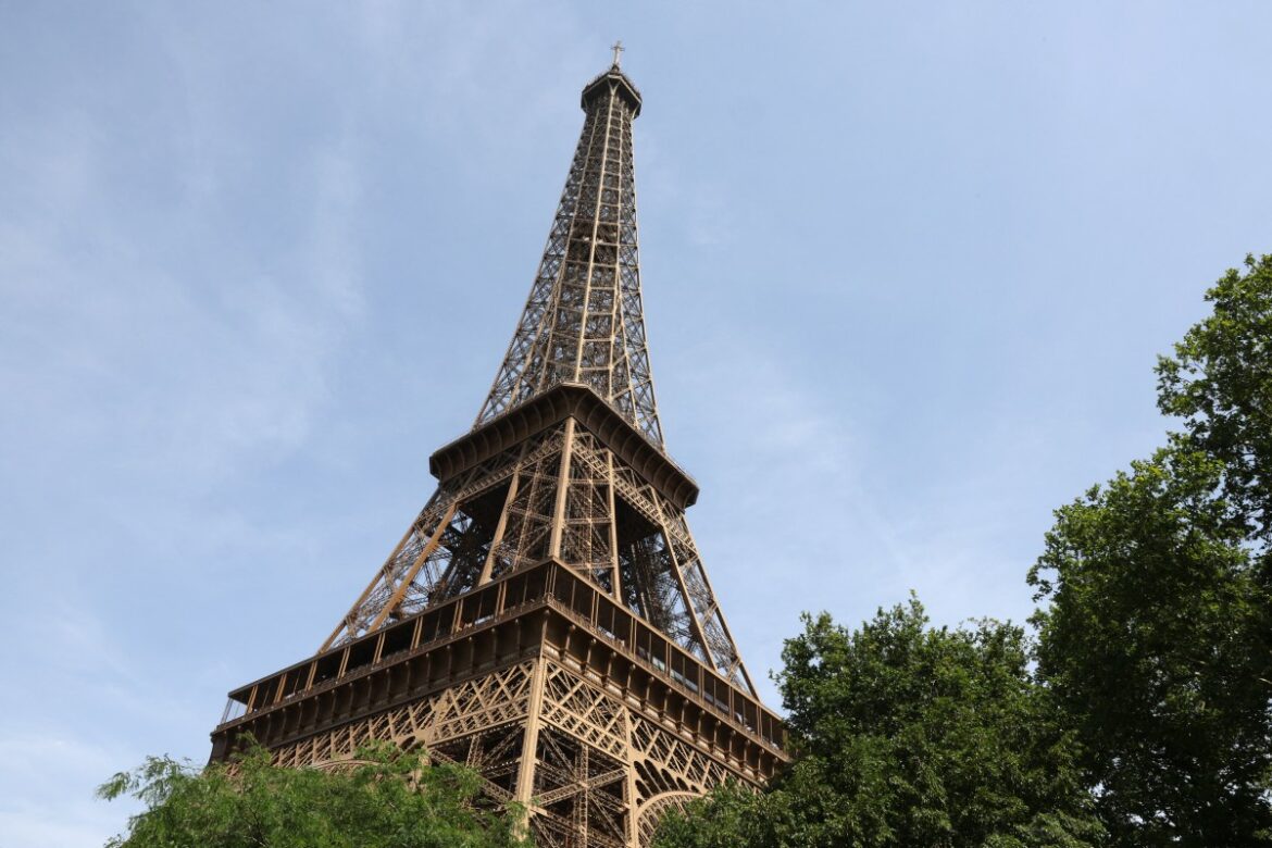 La Torre Eiffel y el Museo del Louvre reducen horarios por intensa ola de calor en Francia