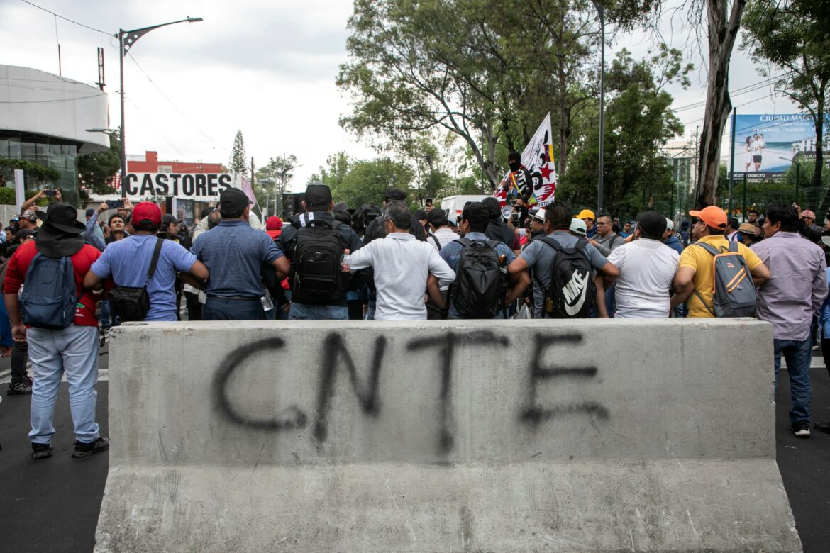 Maestros cesan protestas callejeras en Ciudad de México tras 20 días