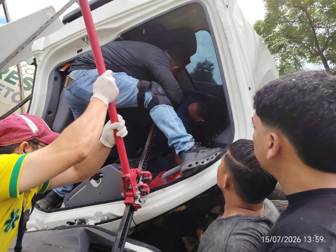 Motorista queda atrapado tras accidente entre rastra y concretera en Apopa