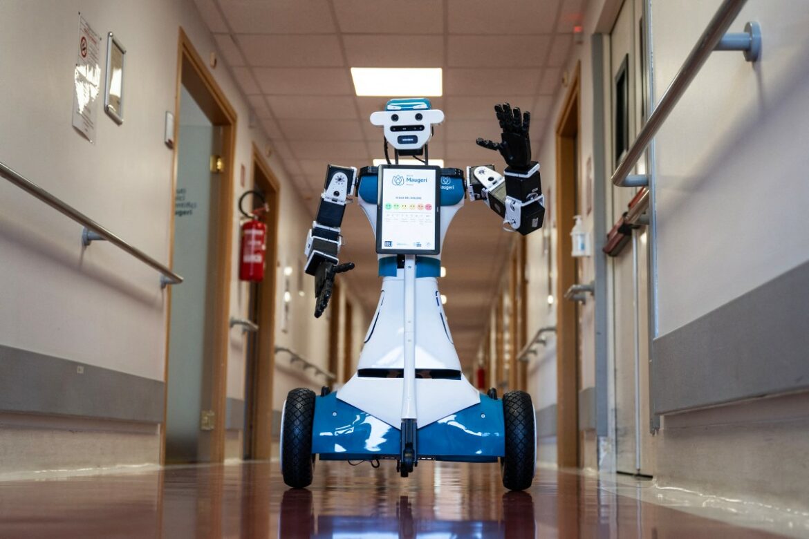 Prueban en hospital de Milán un robot capaz de interactuar con pacientes y realizar tareas básicas