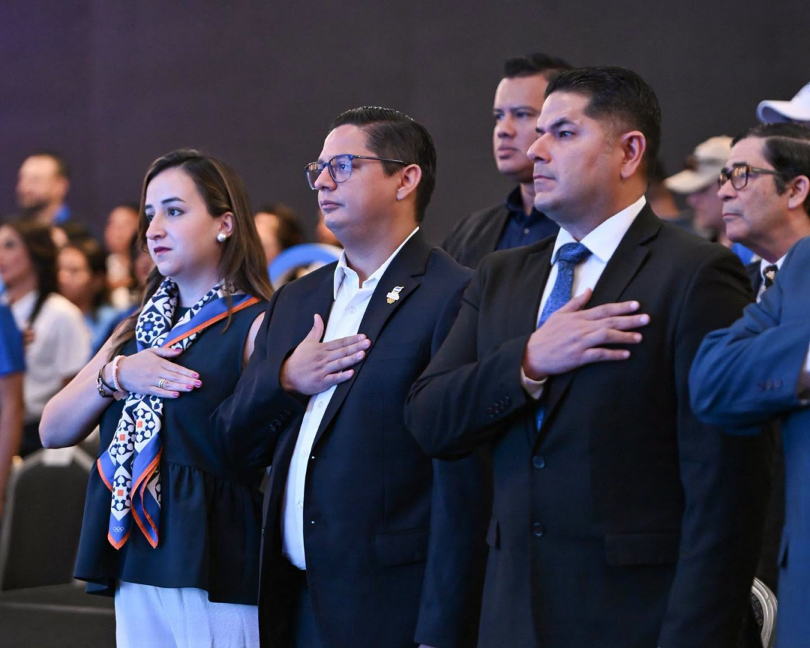 Comité Olímpico de El Salvador entrega el pabellón nacional a la delegación que participará en Santo Domingo 2026