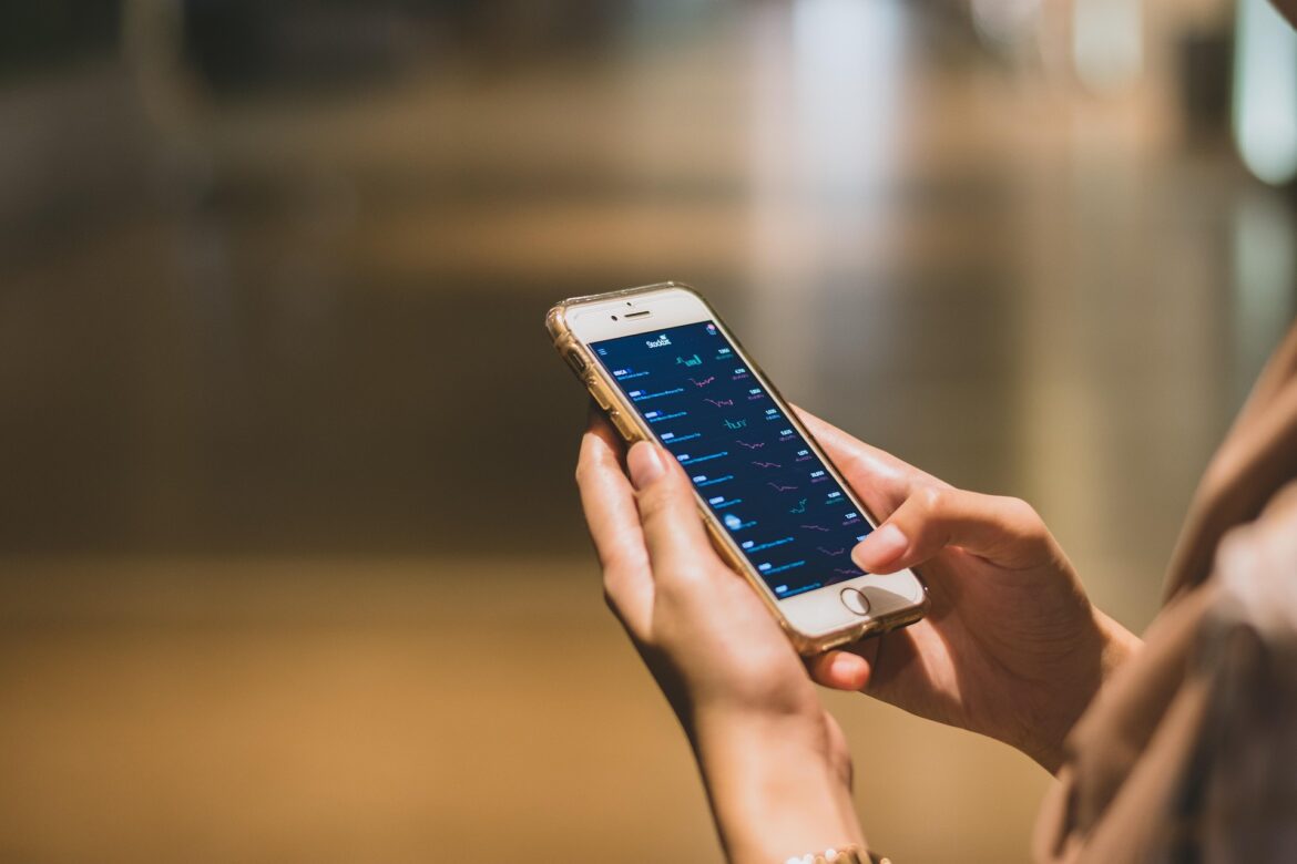 Afganistán prohíbe el uso del smartphone a los empleados públicos