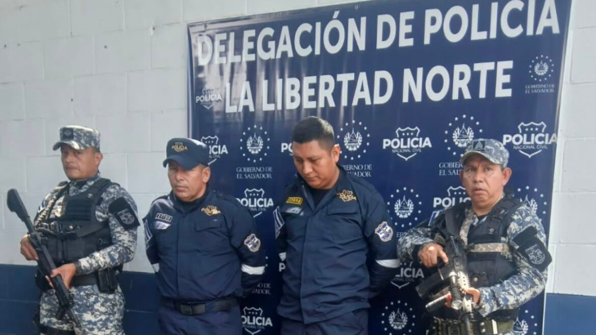 Capturan a dos agentes de tránsito por pedir dinero a cambio de devolver placas