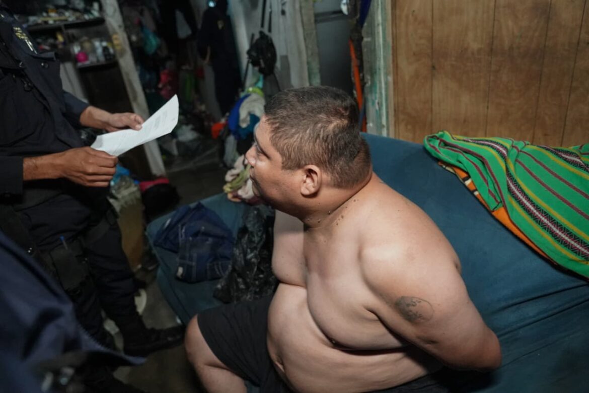 Ordenan captura de hombre acusado de crear material de abuso infantil