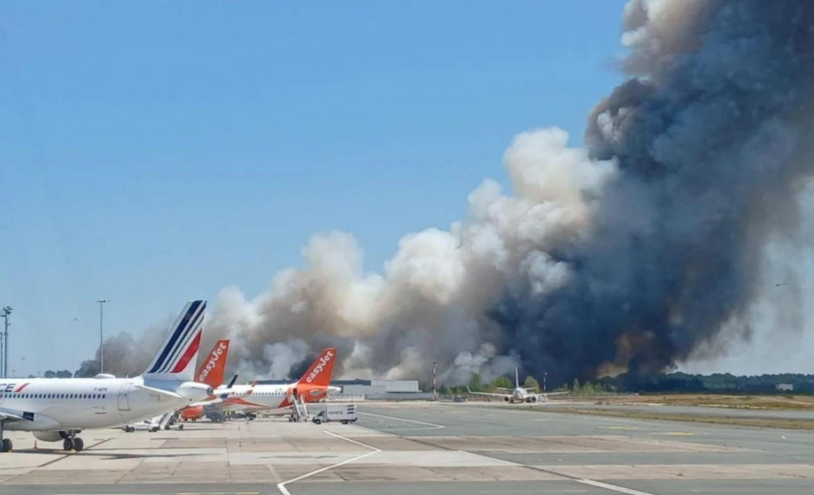 Dos bomberos fallecen mientras combatían un incendio cerca del aeropuerto de Burdeos, Francia