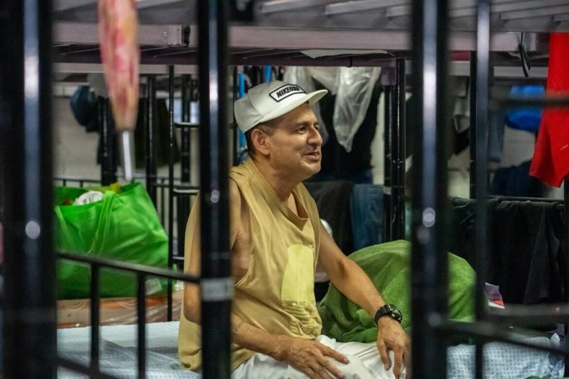 San Salvador Centro brinda refugio a personas en situación de calle ante las lluvias