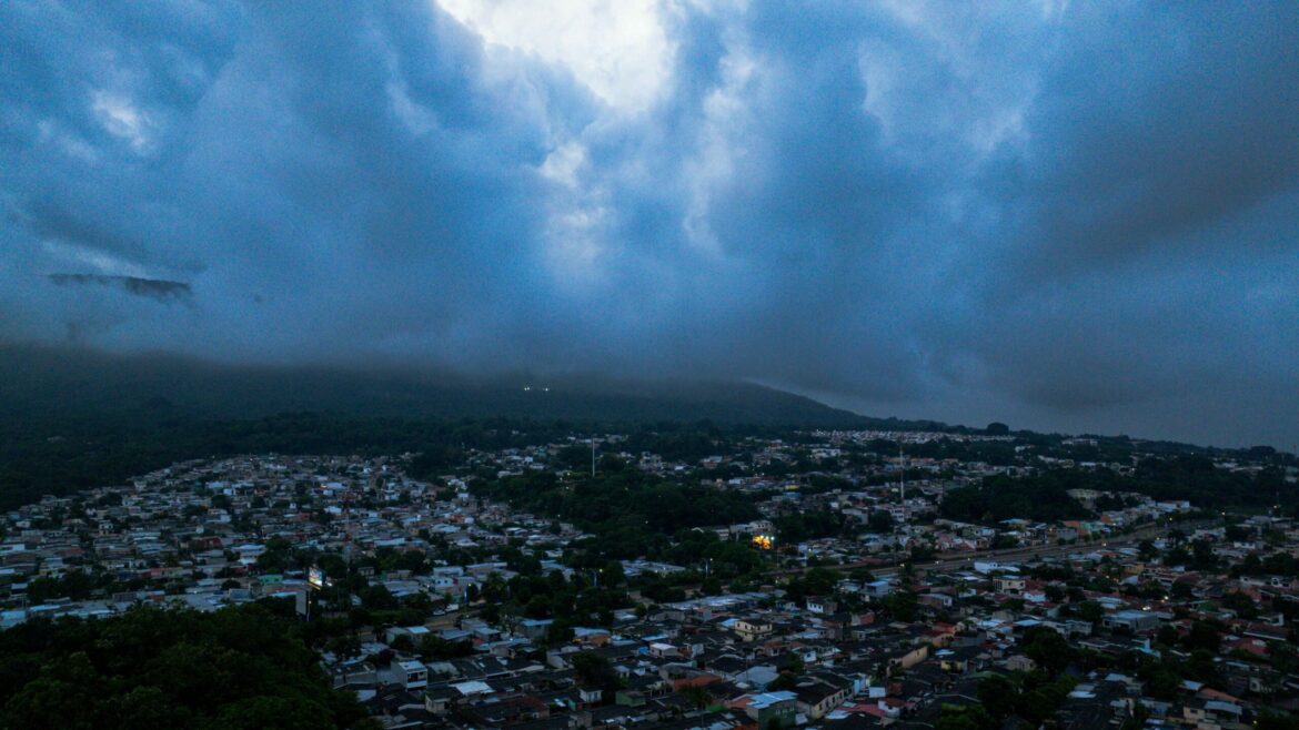Según el NHC, Cristina se degrada a depresión tropical frente a las costas de Centroamérica