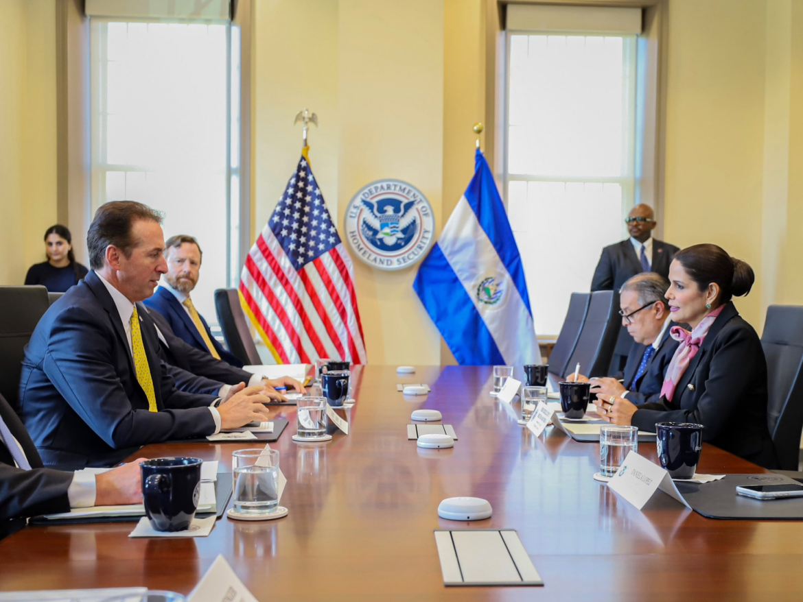 Embajadora de El Salvador en Estados Unidos sostiene reunión con vicesecretario de Seguridad Nacional