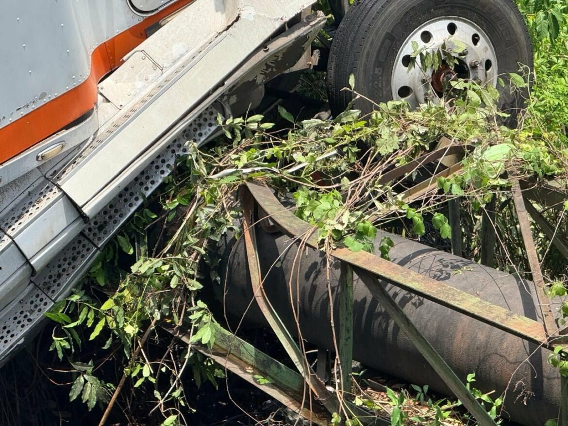 FOTOS | Labores para retirar rastra mantienen bloqueada la carretera antigua a Nejapa