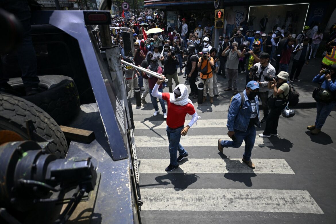 Manifestantes derriban e incendian figuras de exposición mundialista en Ciudad de México