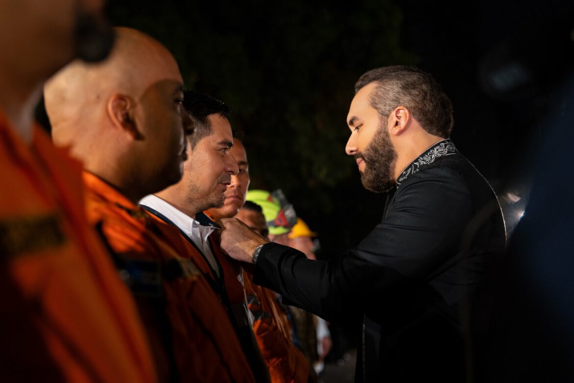 Presidente Bukele condecora a miembros de la misión humanitaria enviada a Venezuela