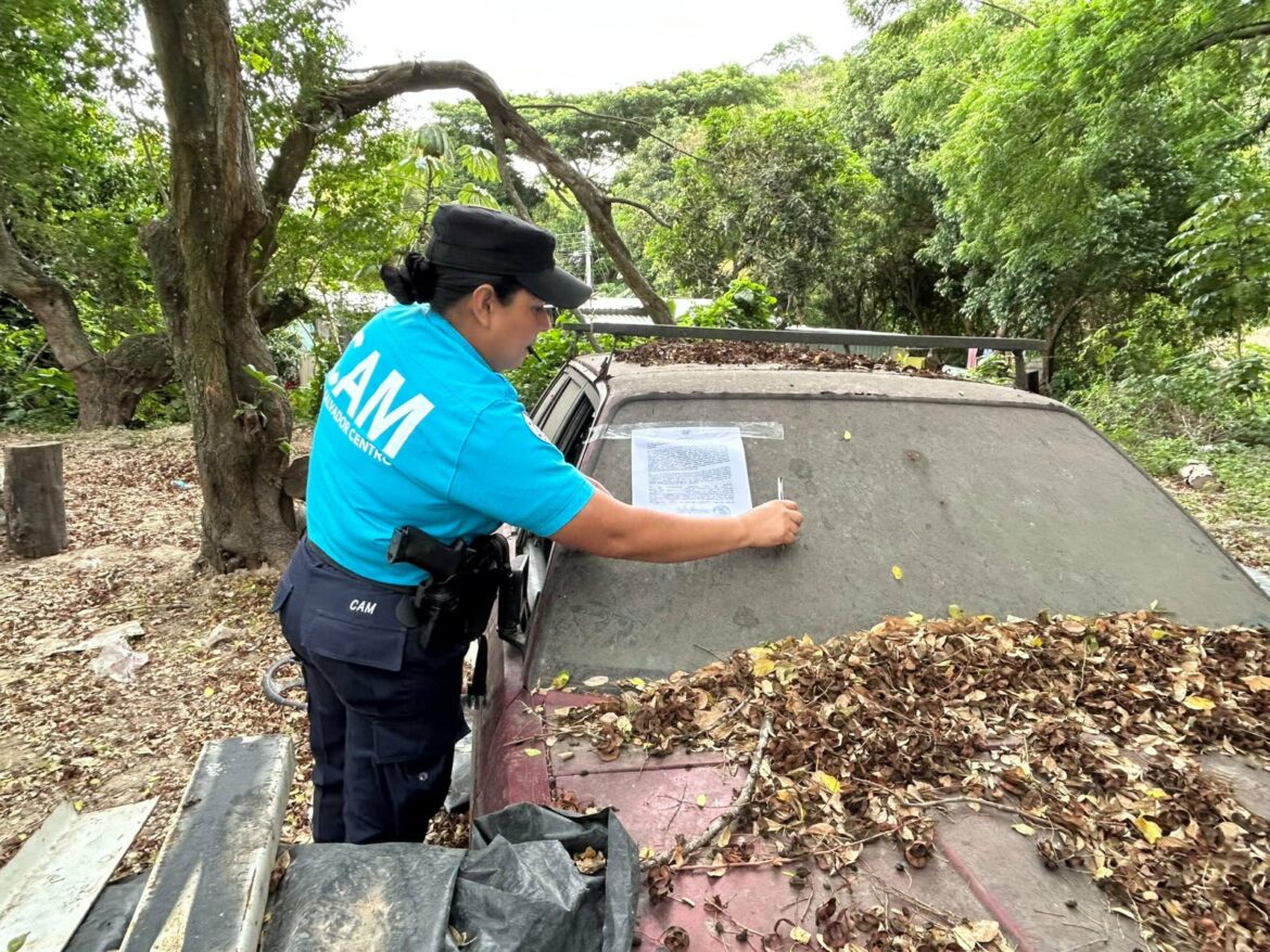 CAM interviene comunidades de San Salvador para retirar vehículos abandonados