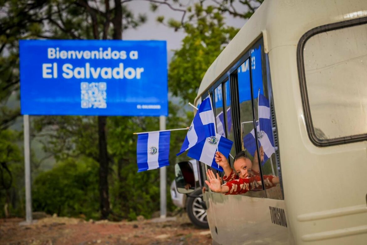 Estudiantes salvadoreños con doble nacionalidad recibirán paquetes escolares completos