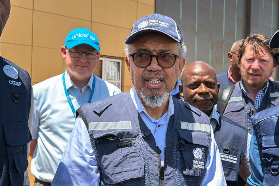 El director general de la OMS visita el epicentro del brote de ébola en RDC