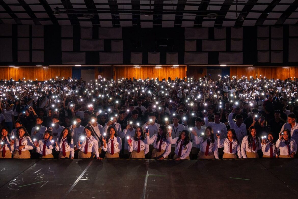 3,000 futuros becados DI reciben con entusiasmo la masterclass sobre  ADN de la Pobreza y la Cultura de Integración