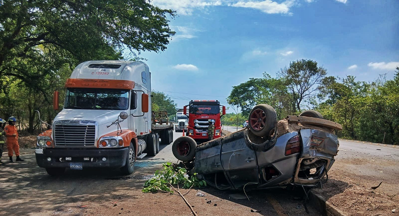 Accidente en carretera Litoral deja dos lesionados