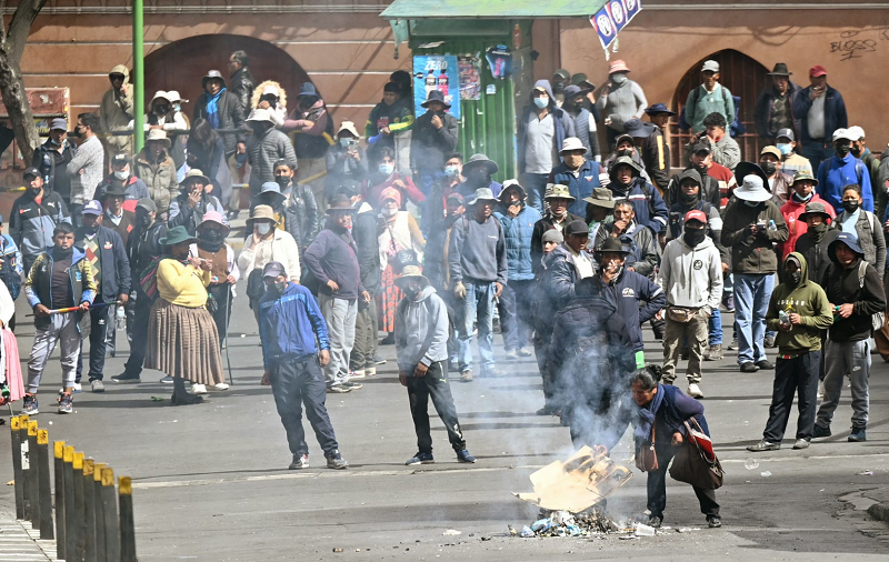 Policías se enfrentan con gases a manifestantes para desbloquear carreteras en Bolivia