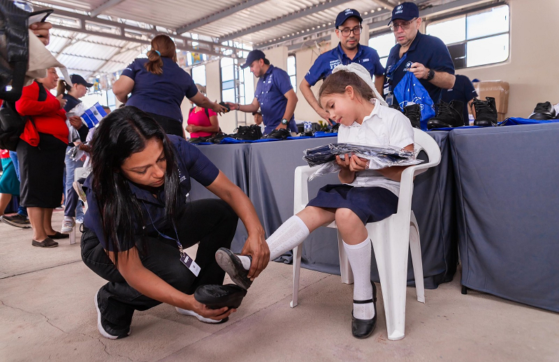 Niños con doble nacionalidad reciben paquetes escolares del Gobierno de El Salvador