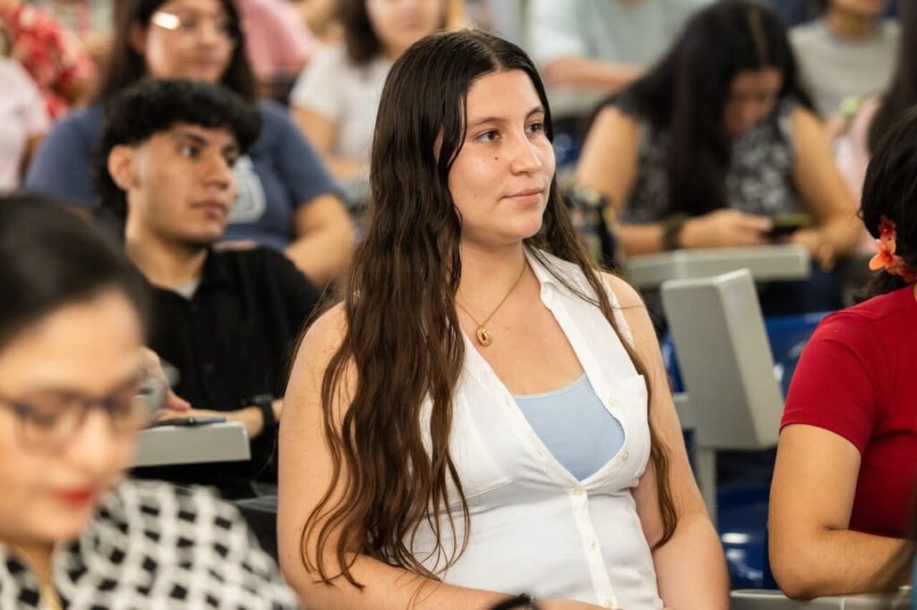 Estudiantes de la UES fortalecen los conocimientos sobre medicamentos seguros para la salud