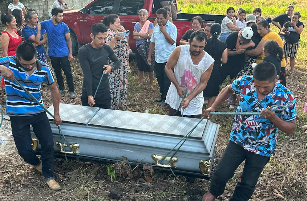 Entre lágrimas y clamor de justicia, sepultan a once de las víctimas de la masacre en Trujillo, Honduras