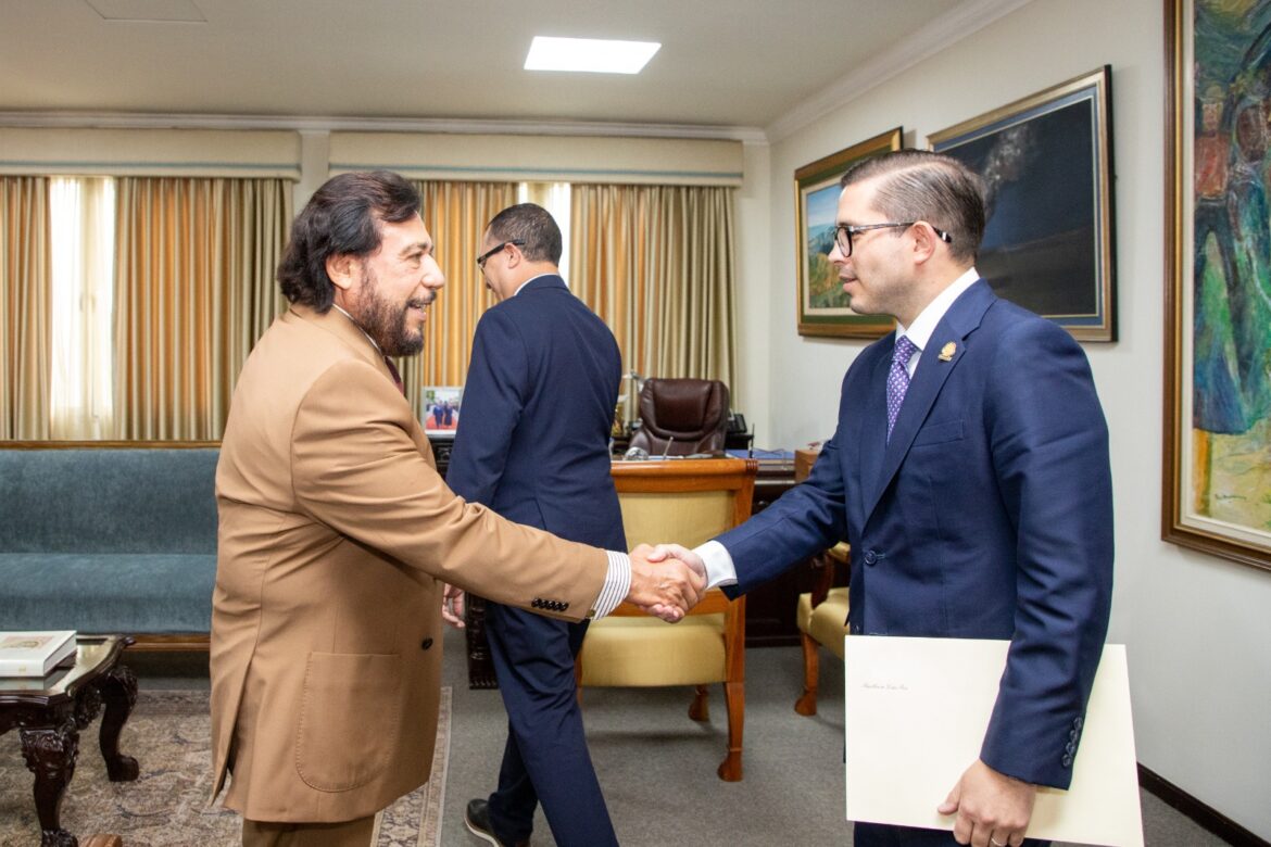 Ulloa se reune con delegación de alto nivel de Costa Rica