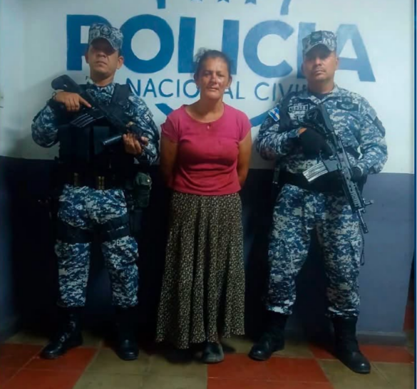 Capturan a mujer acusada de lesionar con un corvo a su compañero de vida en Ciudad Arce