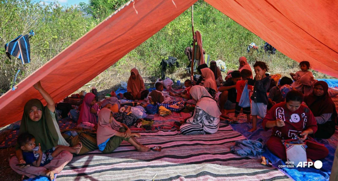Más de 12,800 personas siguen desplazadas tras terremoto en Indonesia
