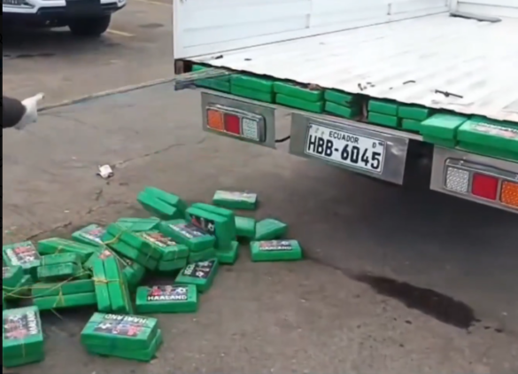 Policía de Ecuador decomisa 470 kilos de cocaína ocultos en doble fondo de un camión
