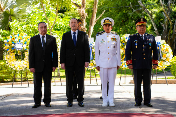 Homenaje póstumo honra la memoria de héroes policiales fallecidos en el cumplimiento del deber