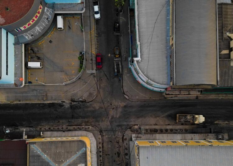 Desmontan más de 250 estructuras como parte del reordenamiento público en San Salvador