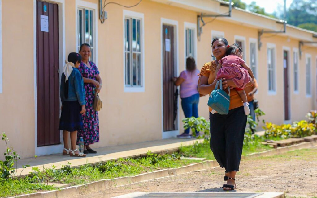 82 familias reciben las llaves de su nuevo hogar en Ahuachapán