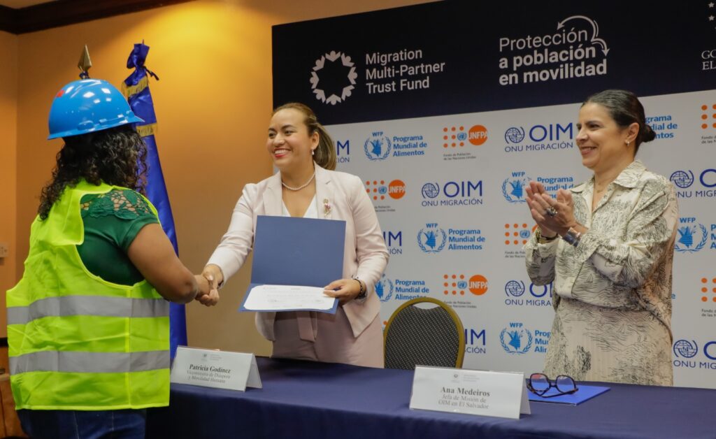 Cancillería certifica en electricidad a salvadoreños retornados