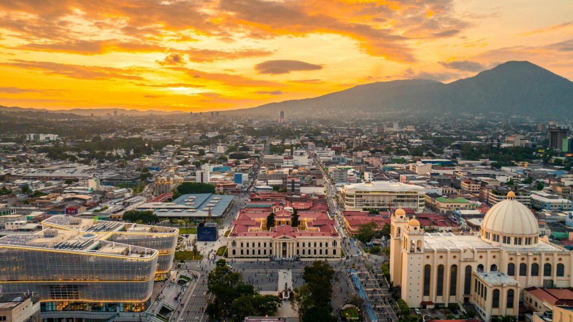 elEconomista.es: «Se desploma la pobreza en El Salvador»