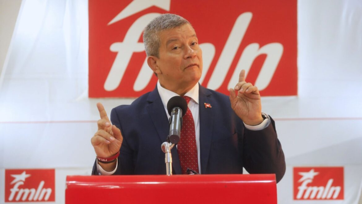 «El Chino» Flores dice que entrega de becas universitarias es un show