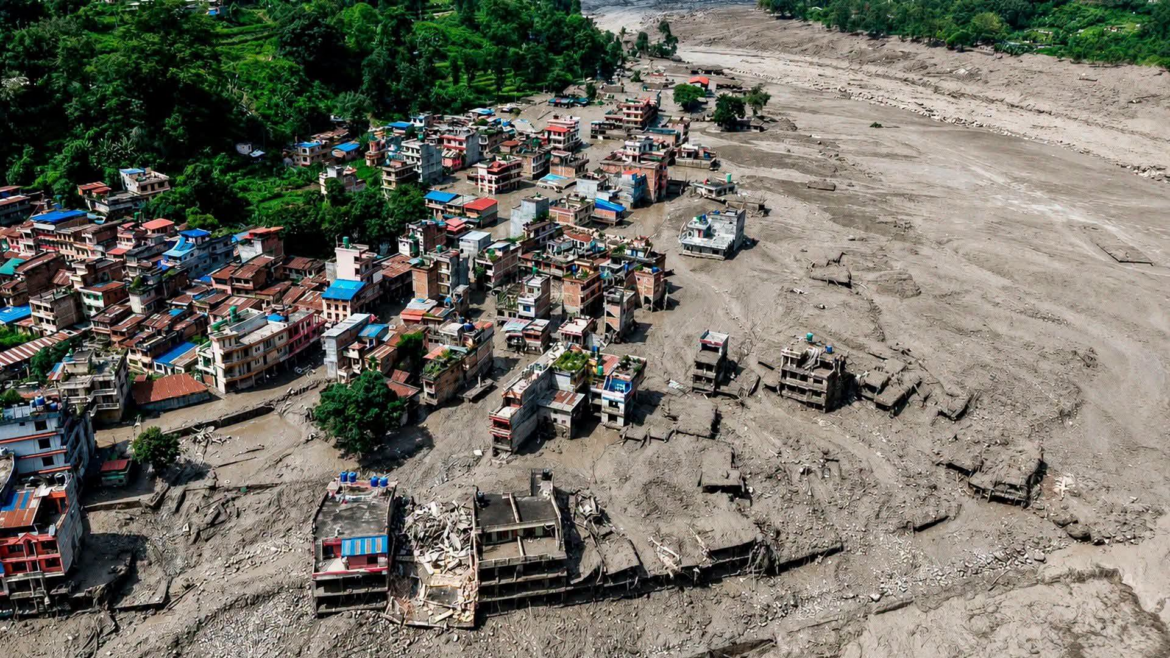 Más de 403 turistas permanecen desaparecidos tras avalancha e inundaciones en Nepal y China