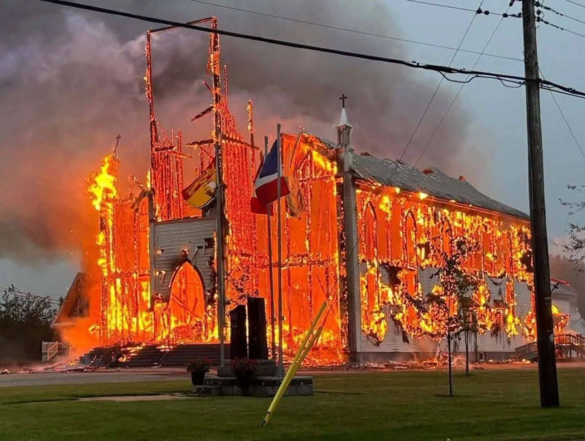 Iglesia histórica de Canadá queda reducida a cenizas tras incendio intencional