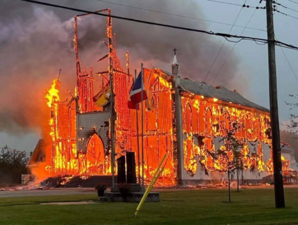 Iglesia histórica de Canadá queda reducida a cenizas tras incendio intencional