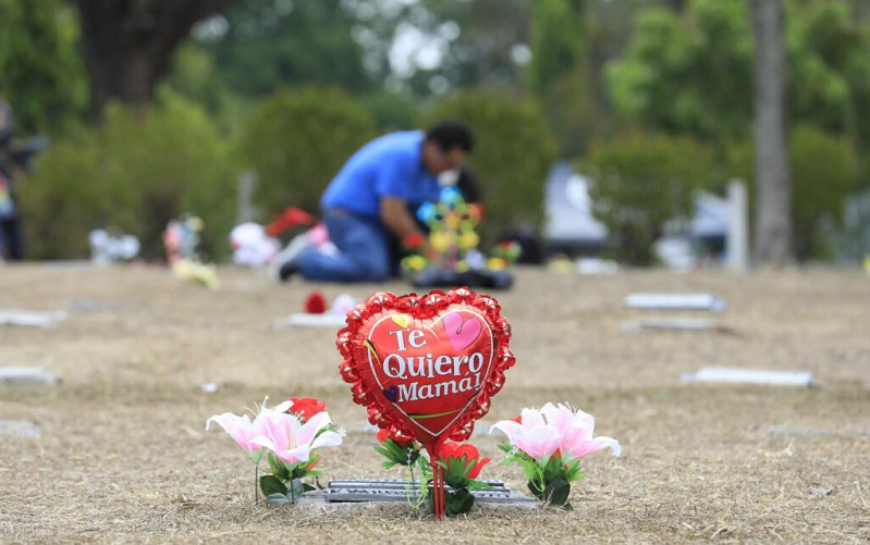 Salvadoreños visitan cementerios en el Día de las Madres