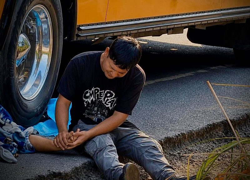 “Mamita, levántese, la necesito”: hijo suplica junto al cuerpo de su madre tras tragedia con autobús