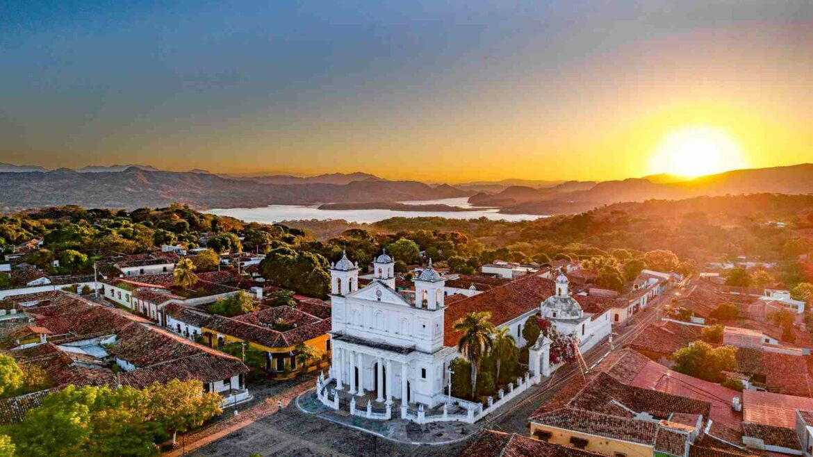 El Salvador registra tres millones de visitantes internacionales entre enero y agosto