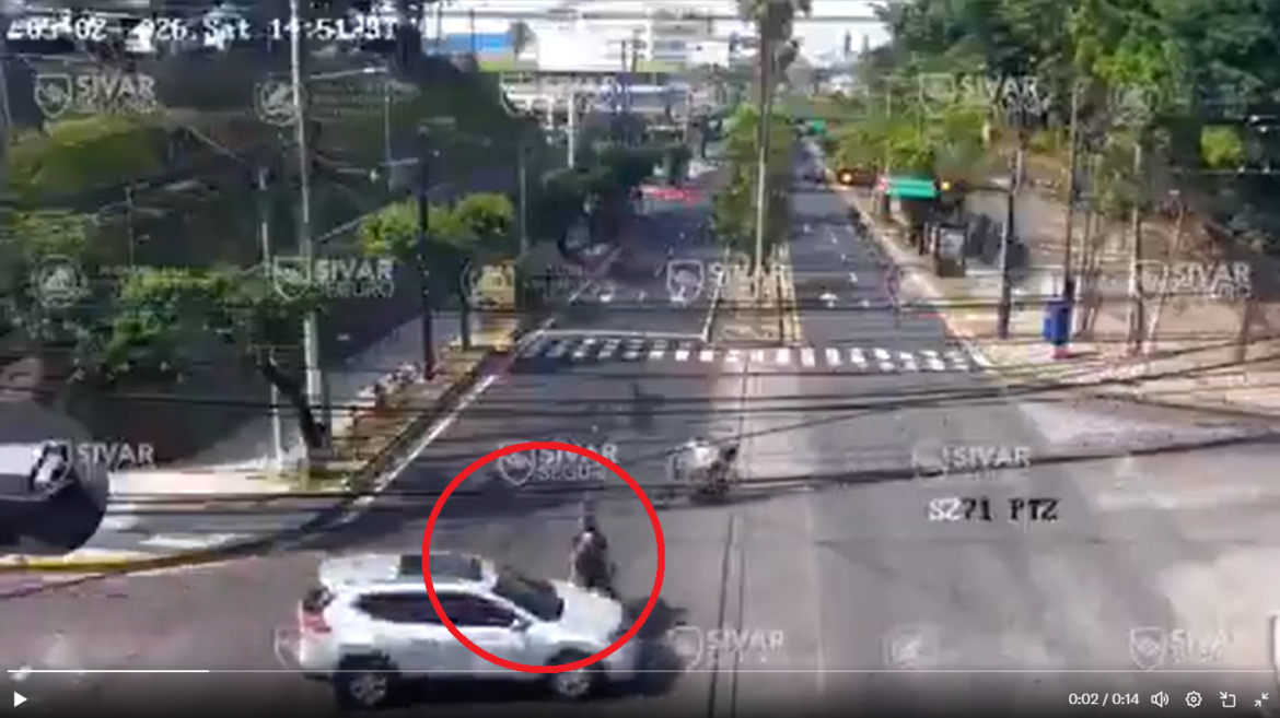 VIDEO | Motociclista se accidenta tras exceso de velocidad en San Salvador