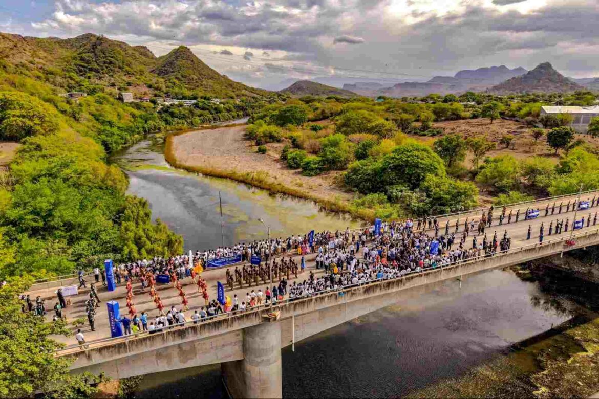 Antorcha Centroamericana por la Paz y la Libertad es entregada a Honduras en el puente de la Amistad